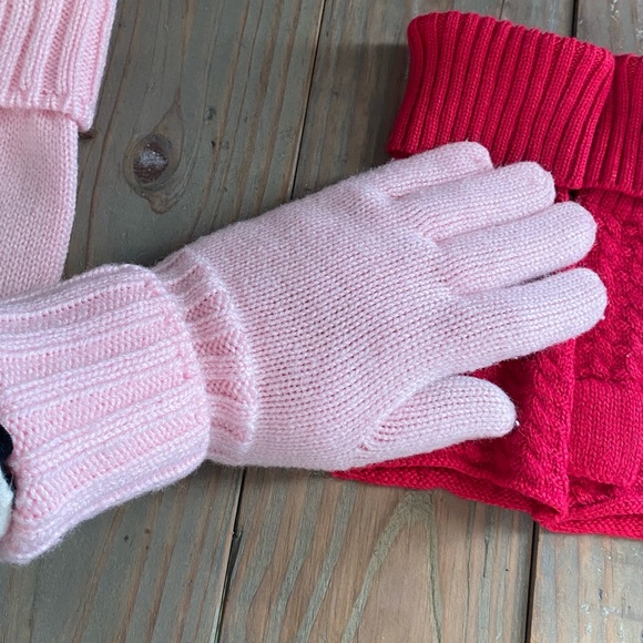Pair of pink cuffed gloves - Picture 3 of 5